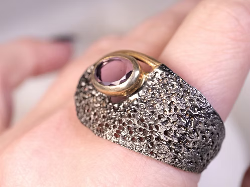 BORA: Amethyst ring Crater Band Gold Swirl
