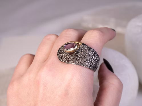 BORA: Amethyst ring Crater Band Gold Swirl