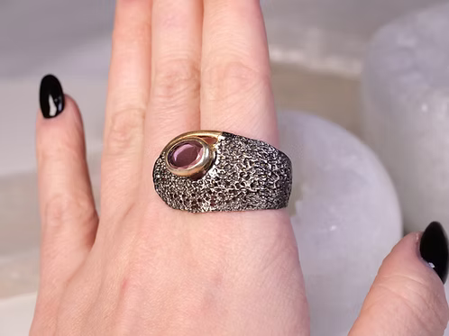 BORA: Amethyst ring Crater Band Gold Swirl
