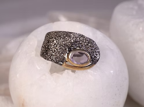 BORA: Amethyst ring Crater Band Gold Swirl