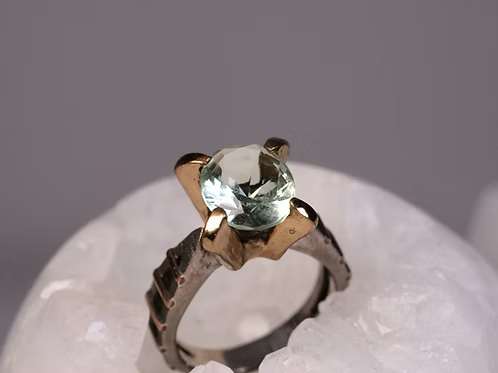 BORA: Prasiolite ring Ladder Band Four Claws