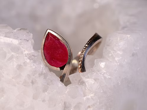 BORA: Ruby Ring Open Pear Wrap